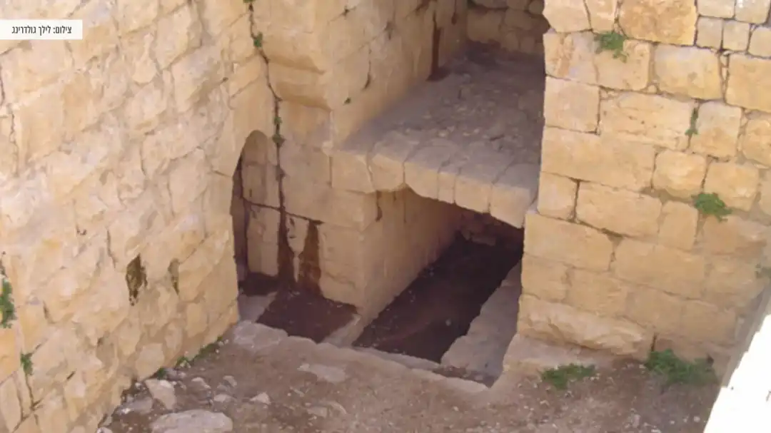 חלקים בתוך המצודה