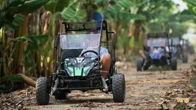 ילד נוהג בבאגי