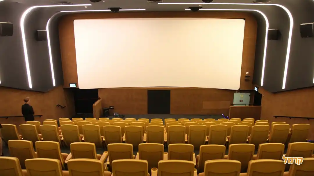 אולם לפי הקרנה