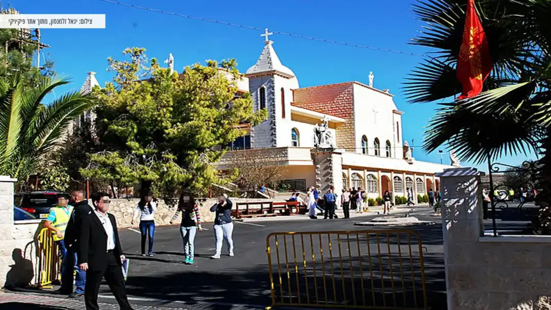 דרך גישה לכנסייה בגוש חלב