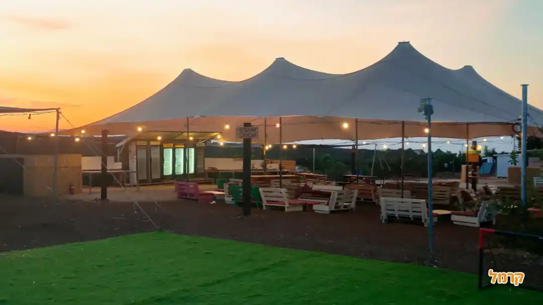 איזור מוצל לישיבה