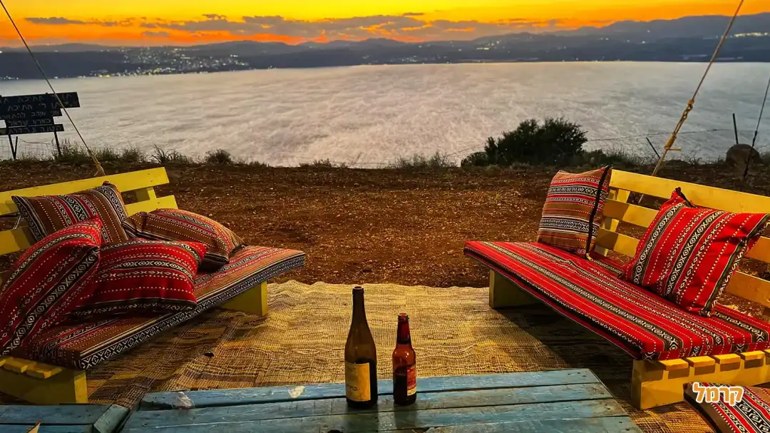 אזור ישיבה לצד נוף שקיעה