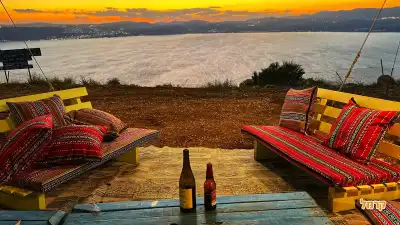 אזור ישיבה לצד נוף שקיעה אזור ישיבה לצד נוף שקיעה