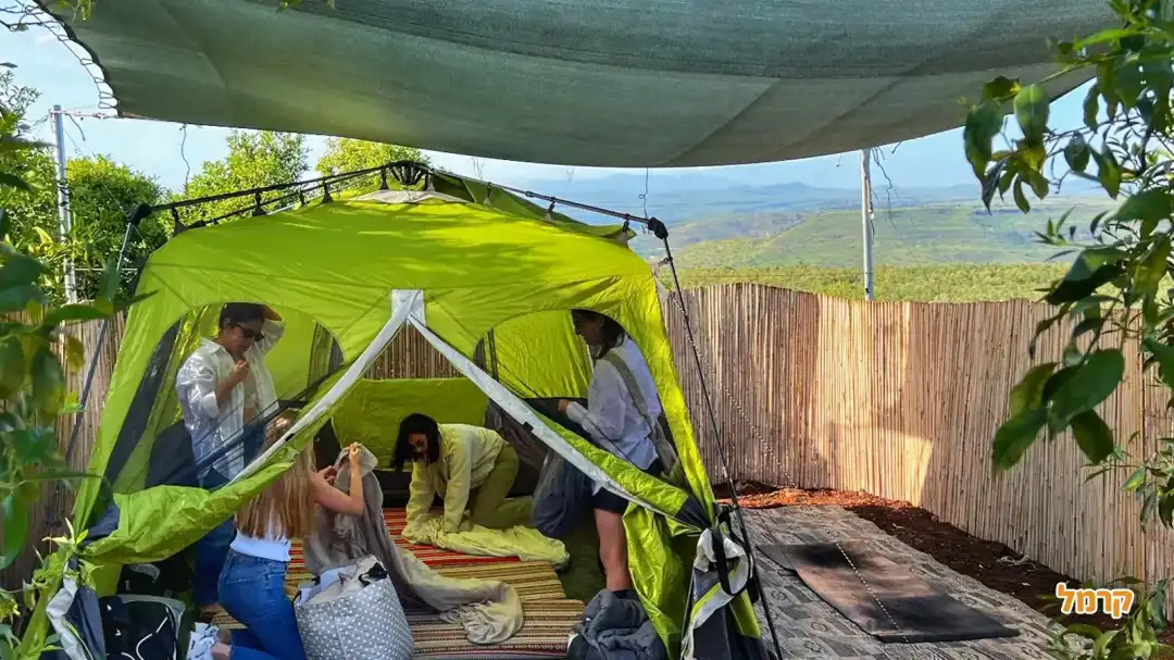 אנשים נהנים מקמפינג בטבע