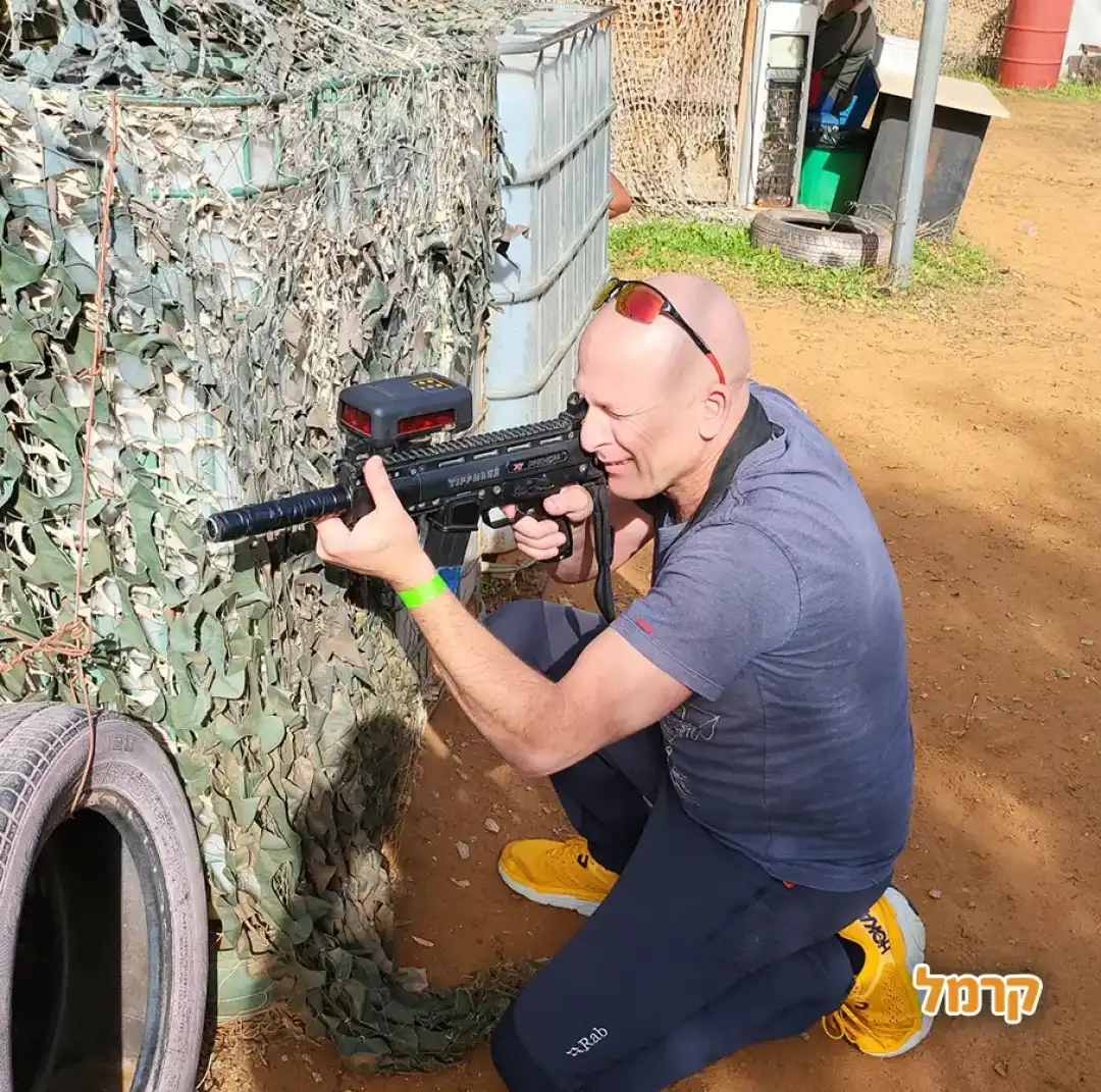 יועז הנדל משתתף במשחק לייזר טאג בחולון