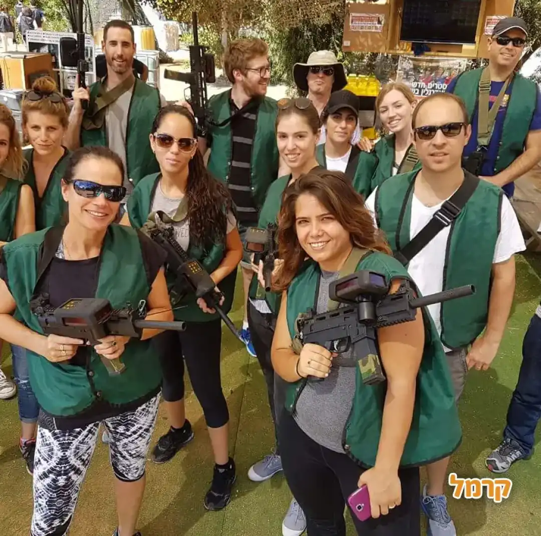 יועז הנדל משתתף במשחק לייזר טאג בחולון