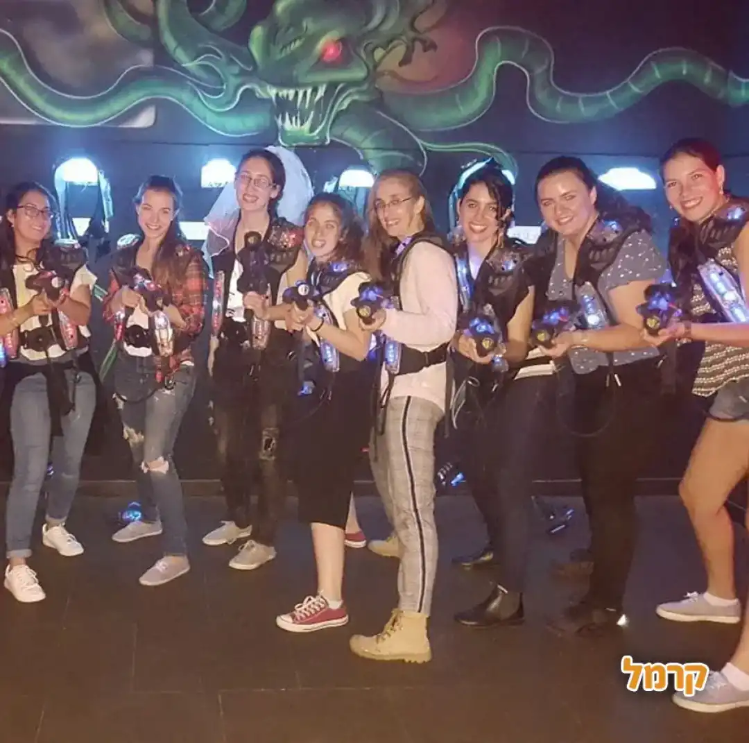 צעירים נהנים ממשחק במתחם לייזר טאג גלילות