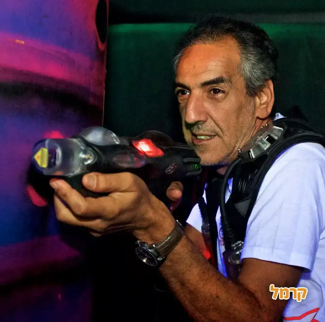 צעירים נהנים ממשחק במתחם לייזר טאג גלילות