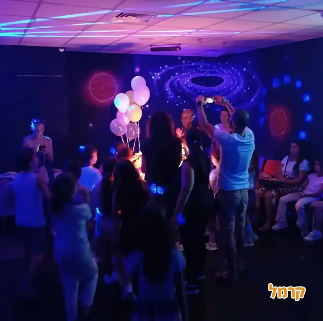 חוגגים מסיבה במקום