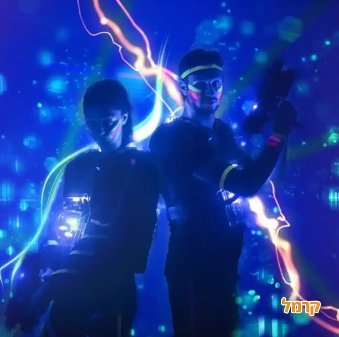 זוג בתאורת פולמון