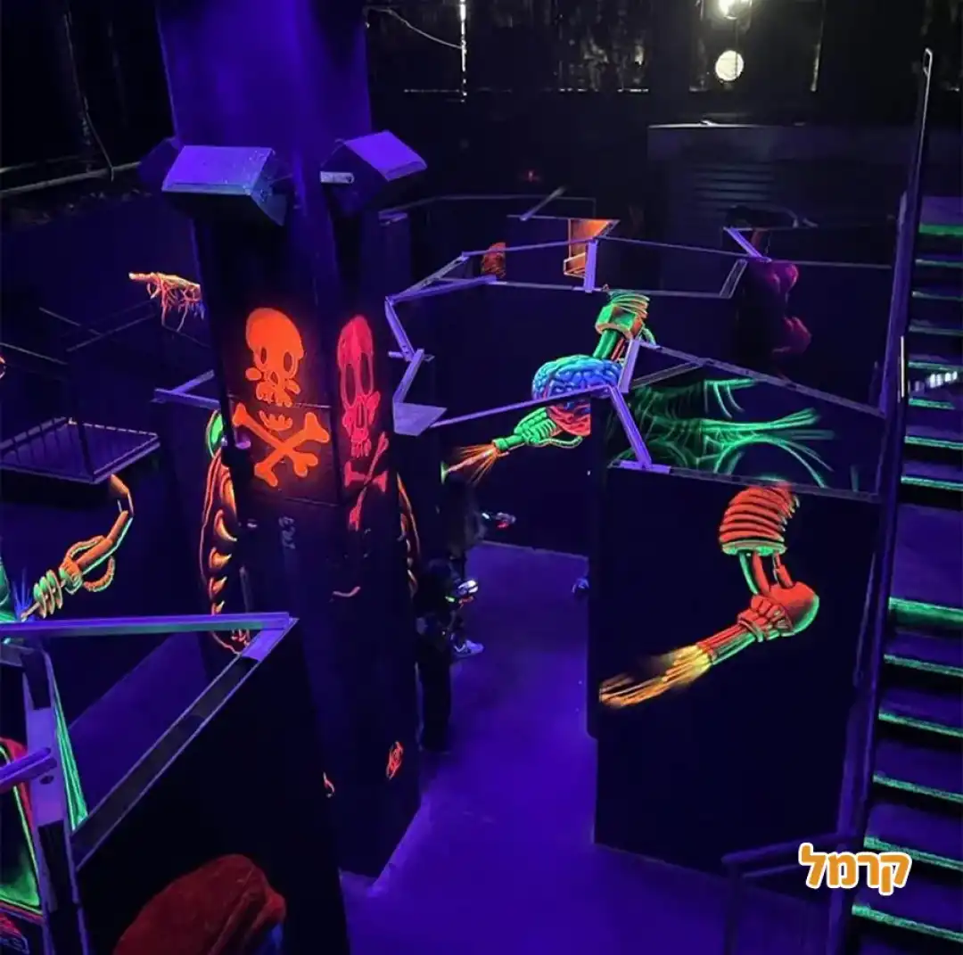 המקום בתאורה אולטרה