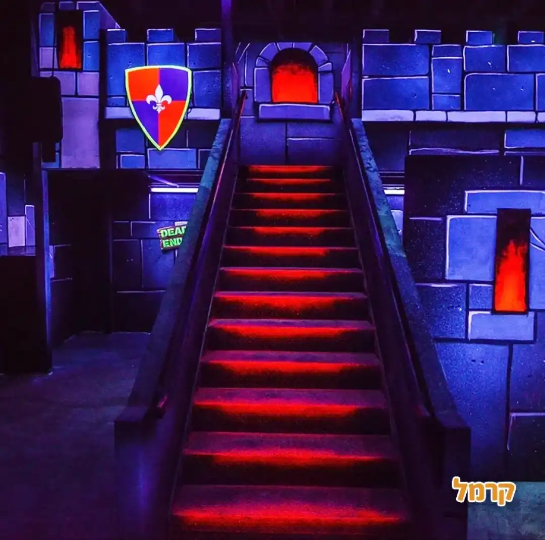 גבר ואישה משחקים בלייזר רעננה