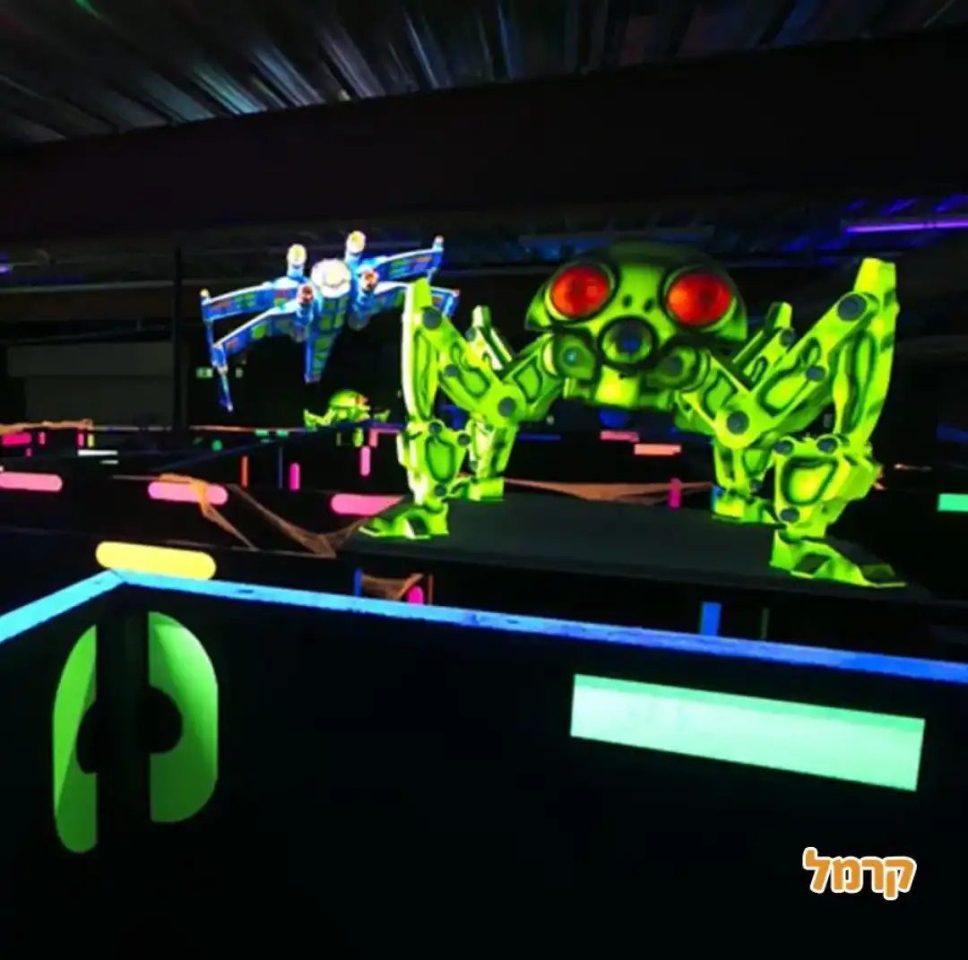גבר ואישה משחקים בלייזר רעננה