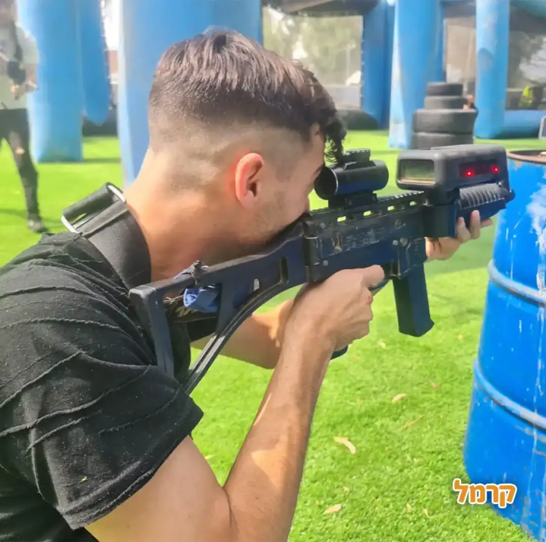בחור יורה ברובה לייזר טאג בכפר סבא
