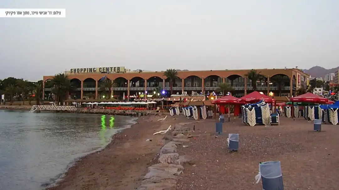 כניסה של קניון מול הים