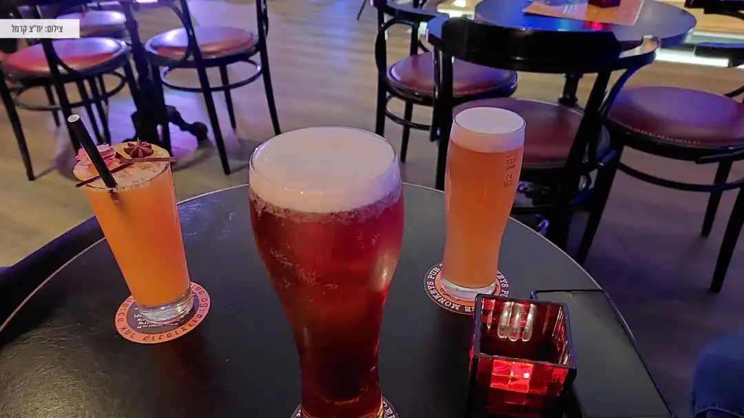 בירה בפאב המאנקיס