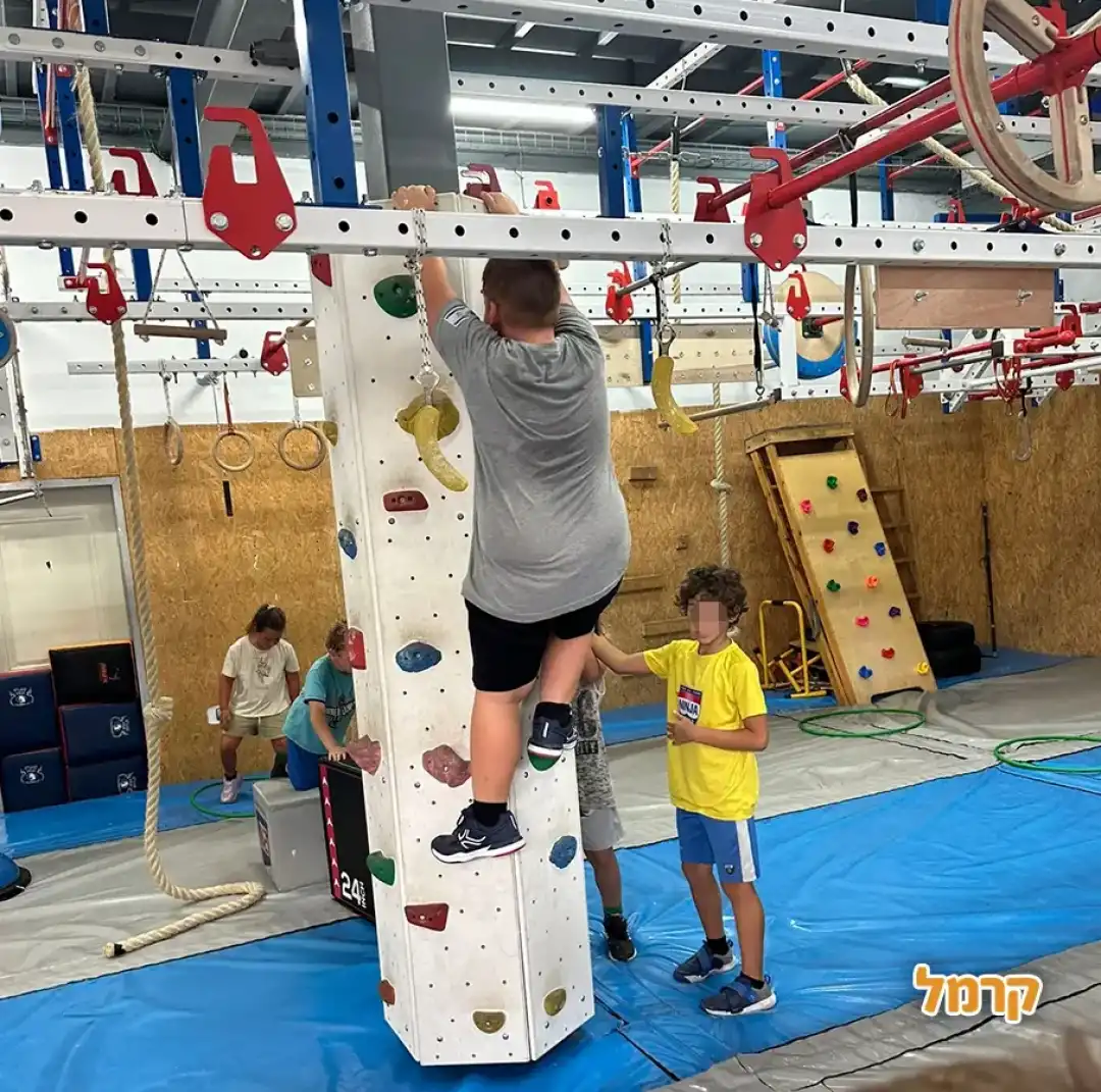 ילד על קיר טיפוס