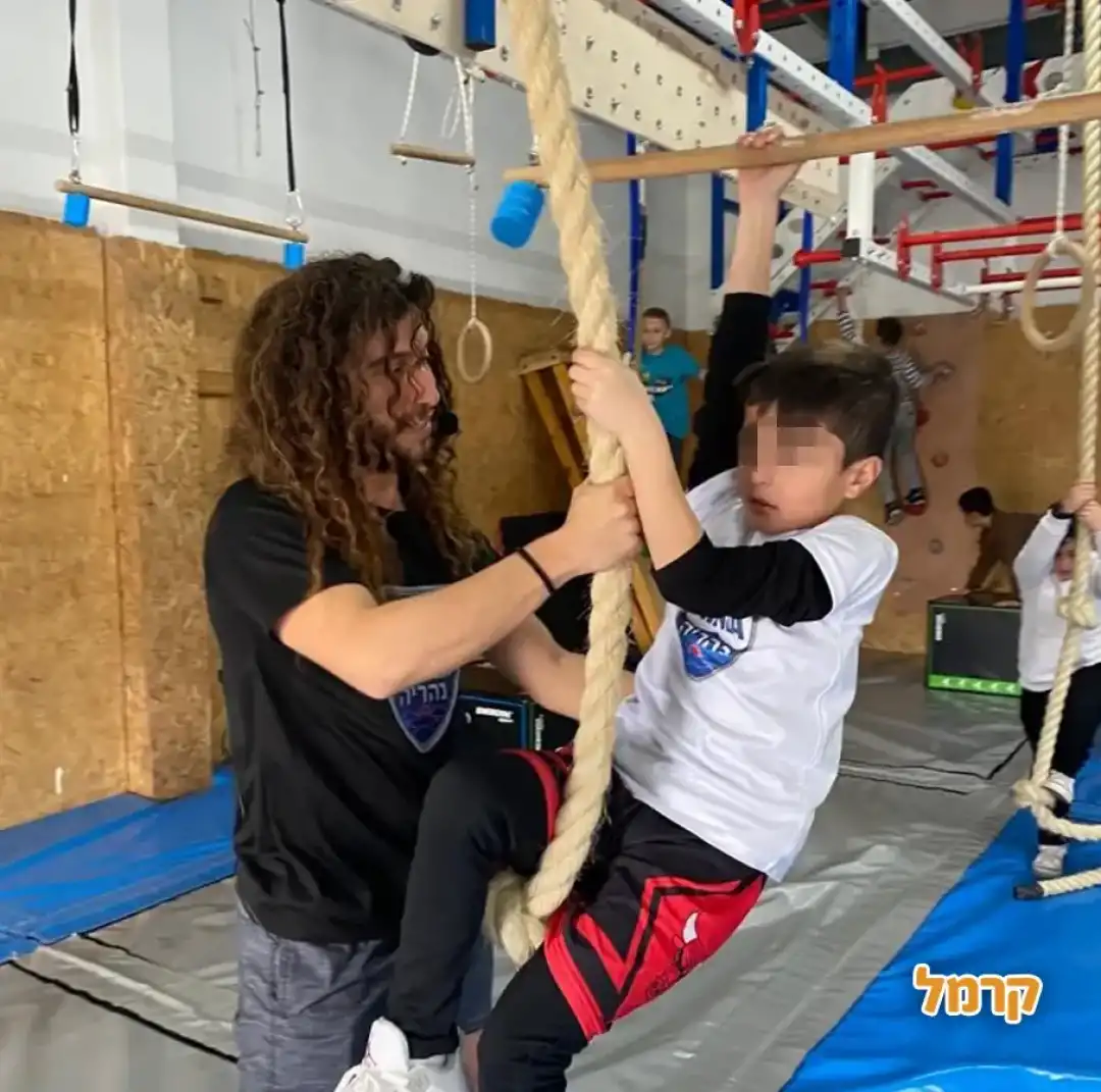 ילד מטפס על חבל