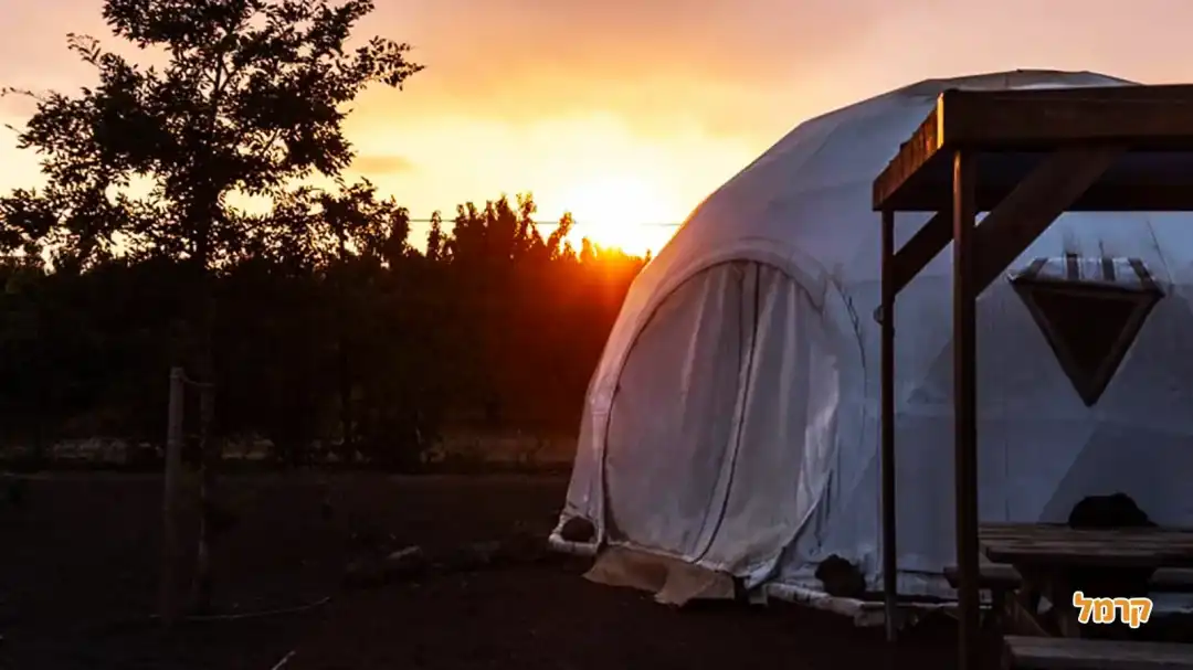 קמפינד בשעת שקיעה