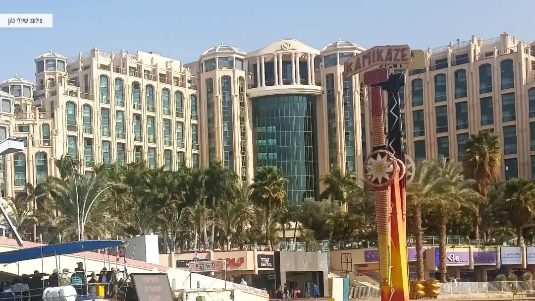 מלון מלכת שבא והקניון מתחתיו על הטיילת