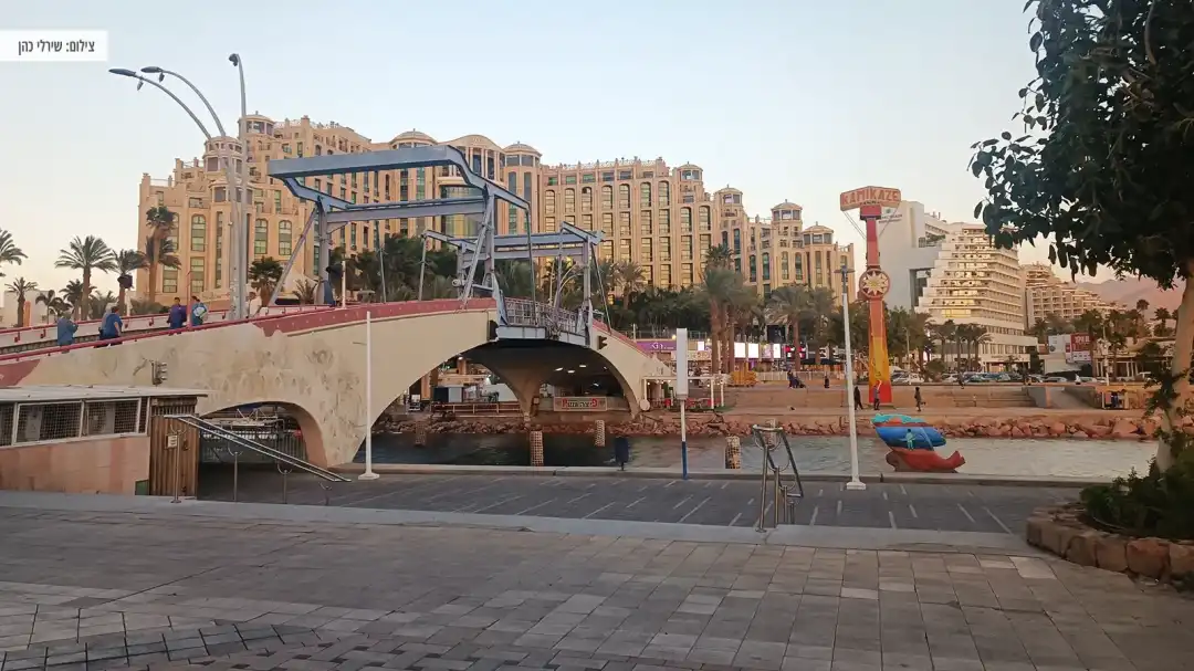 מתקן קרוסלה על גג מתחם הקניות