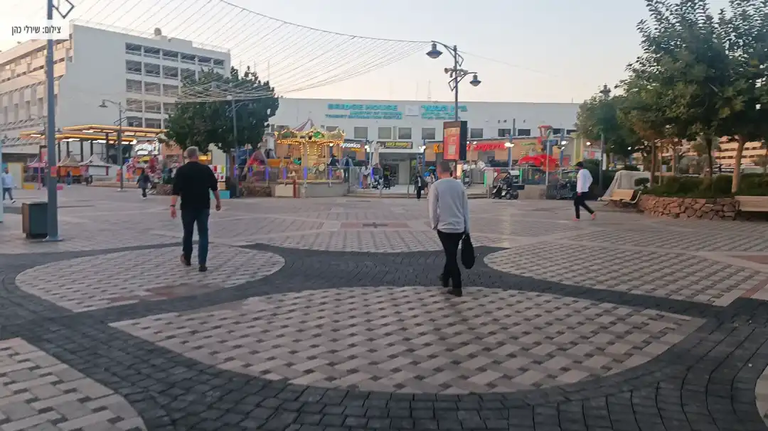 הטיילת ליד הספירל פארק