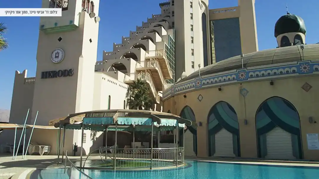 בריכה במלון