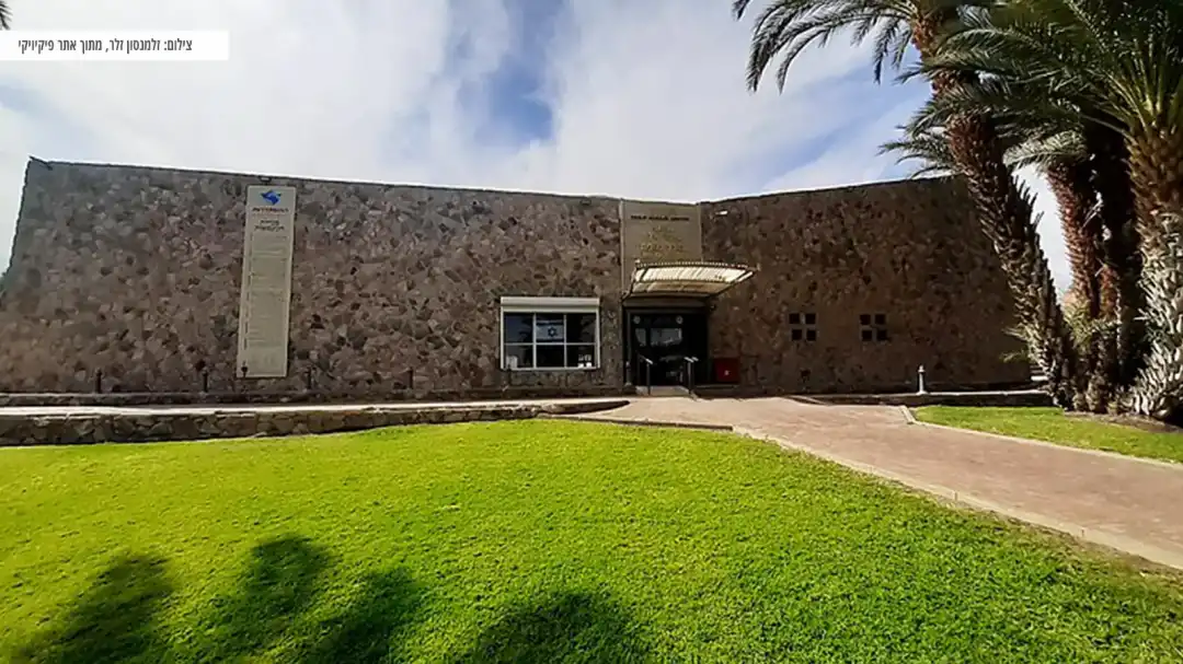 מדשאות במתחם המקום מבחוץ