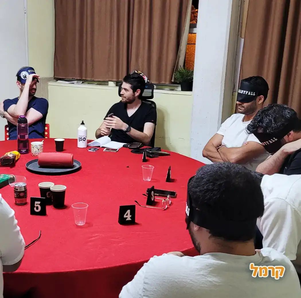 משחק "הבוגדים בסלון שלכם"