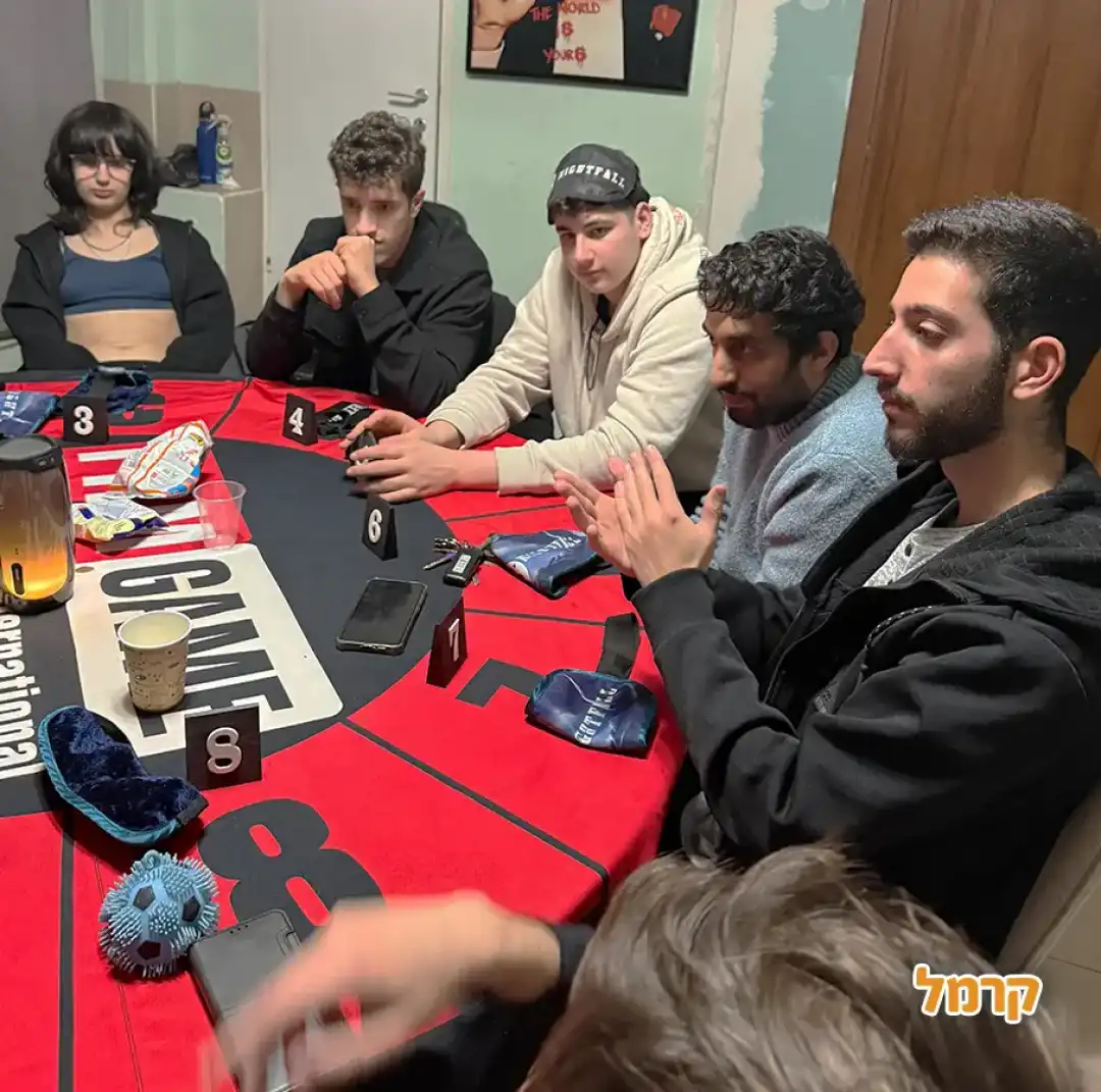 משחק "הבוגדים בסלון שלכם"