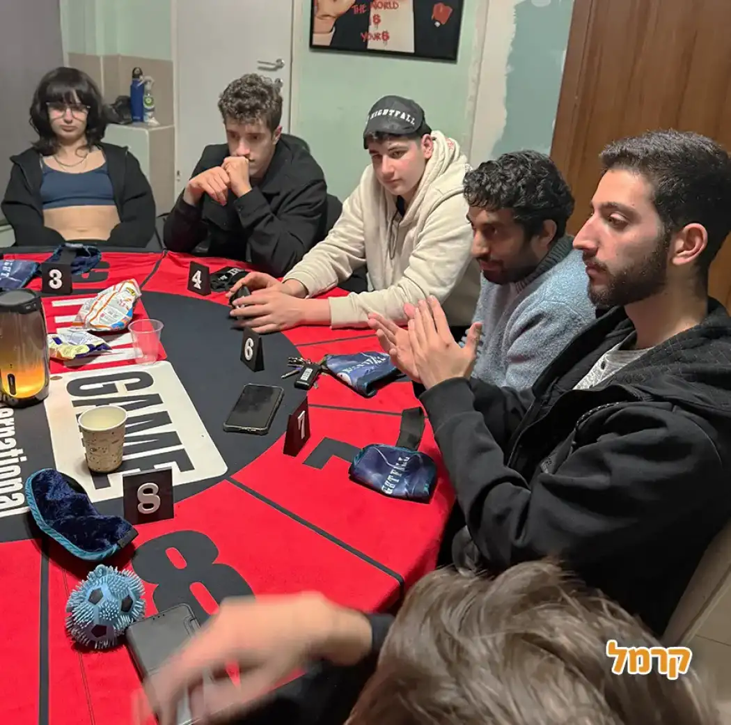 משחק "הבוגדים בסלון שלכם"