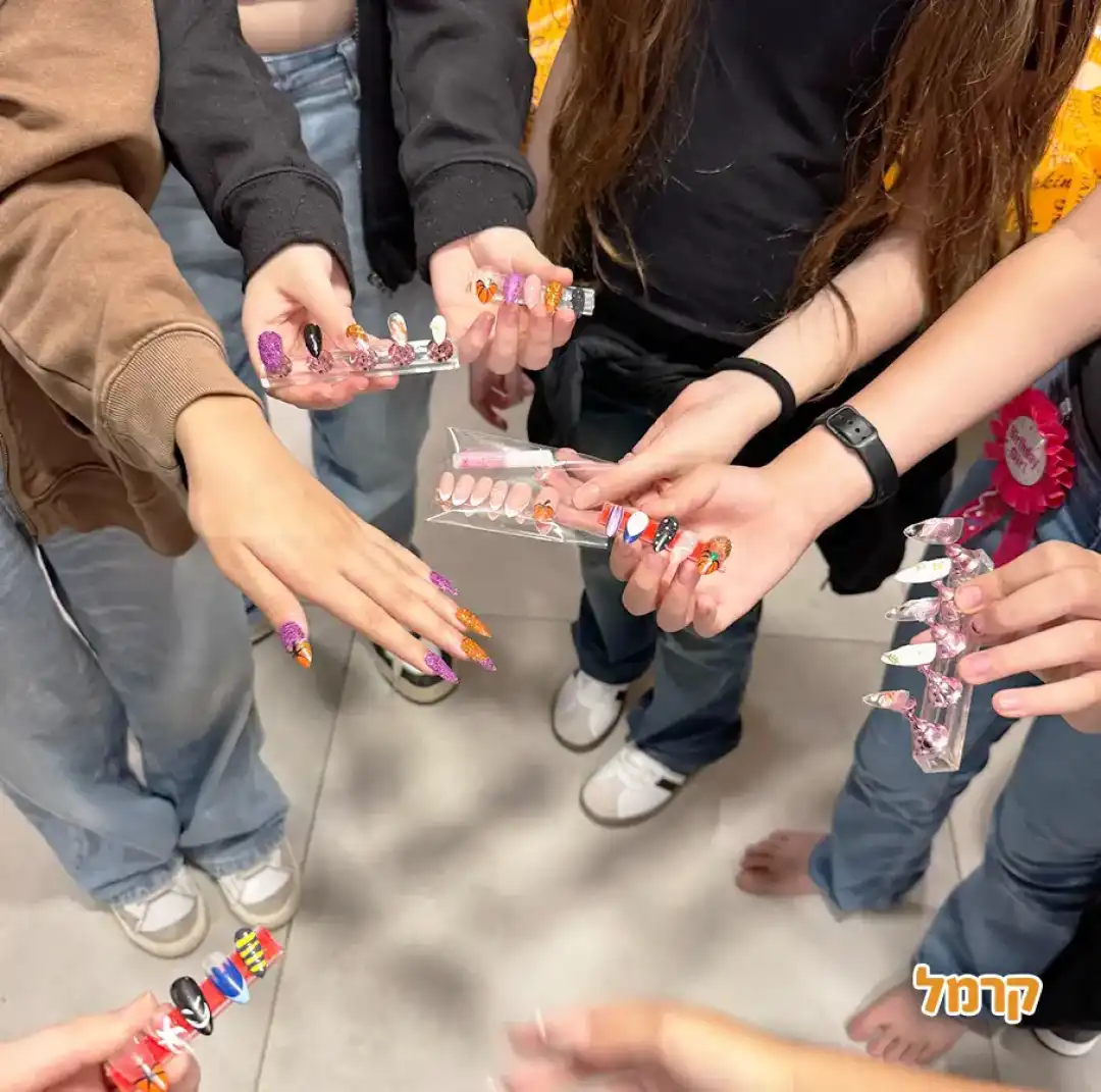 מסיבת ציפורניים צבעונית ומקורית