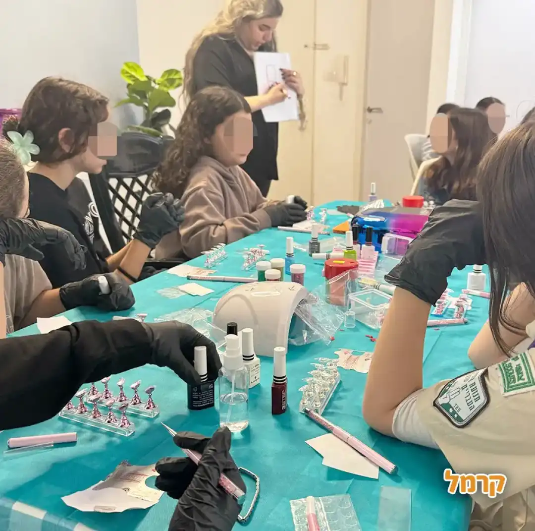 מסיבת ציפורניים צבעונית ומקורית