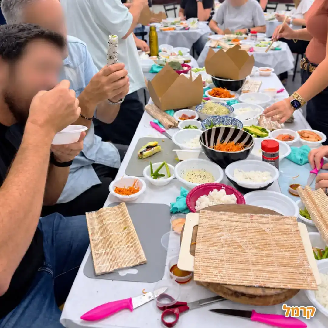 בין המקלות