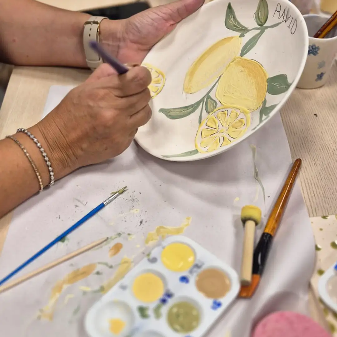 קליי גראונד - סטודיו לצביעת כלי קרמיקה