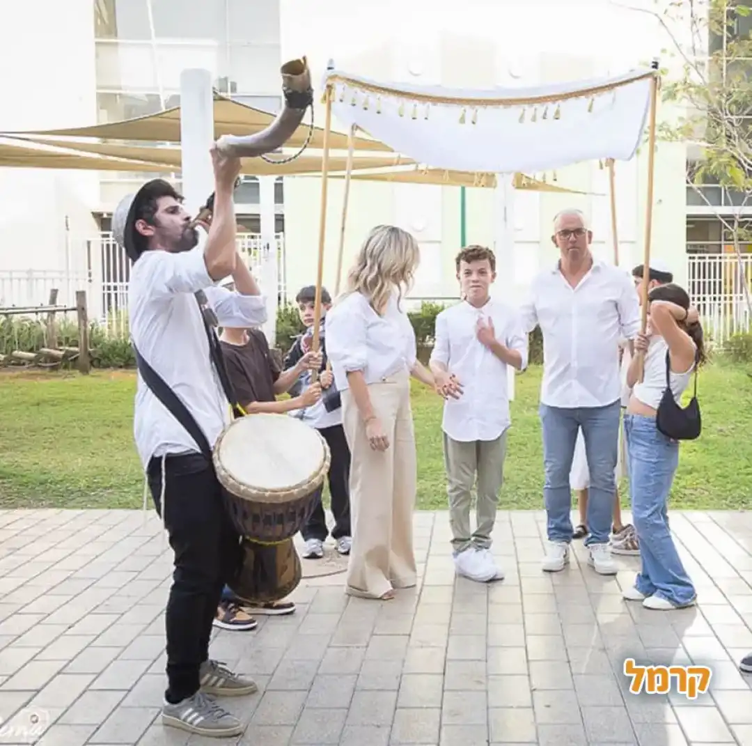 אדם והמתופפים