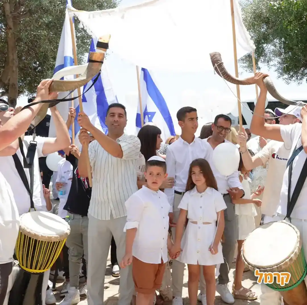 אדם והמתופפים