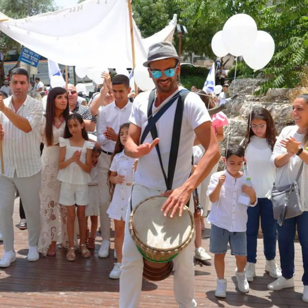 אדם והמתופפים