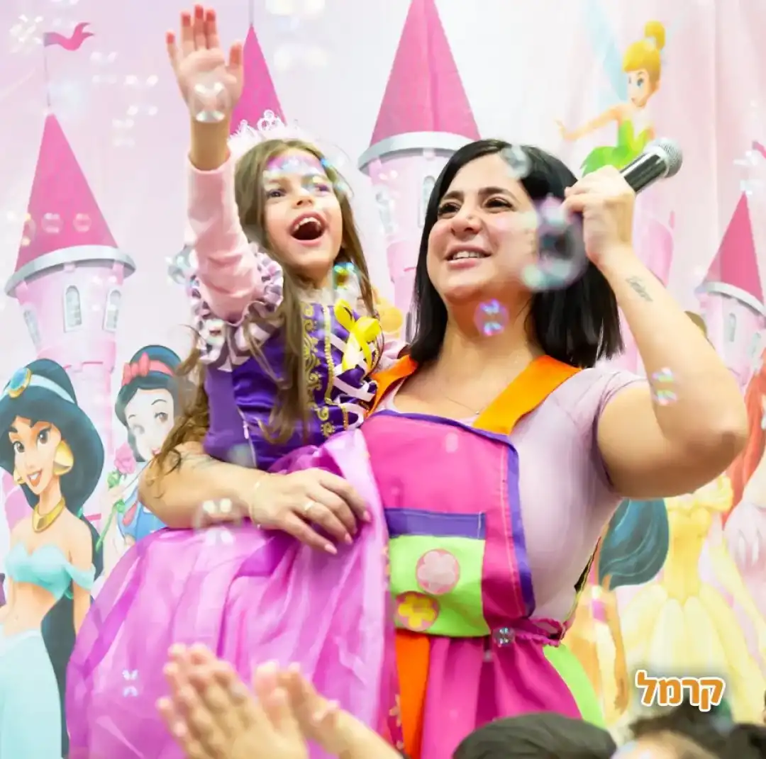 חגיגה של נסיכות עם הקרנבל של נופרי