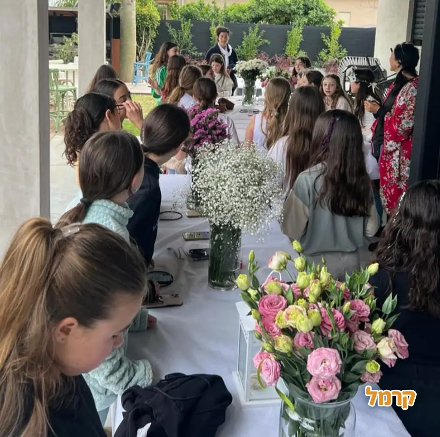 פשוט אוהבת - שזירת פרחים - 073-7585021