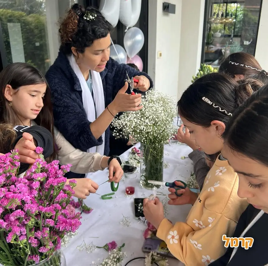 פשוט אוהבת - שזירת פרחים - 073-7585021